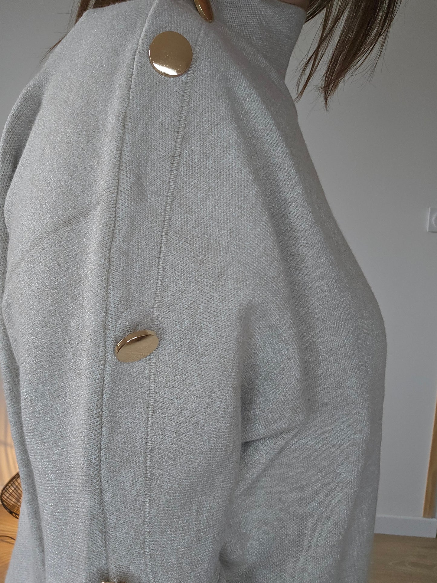 Pull ample, boutons épaules