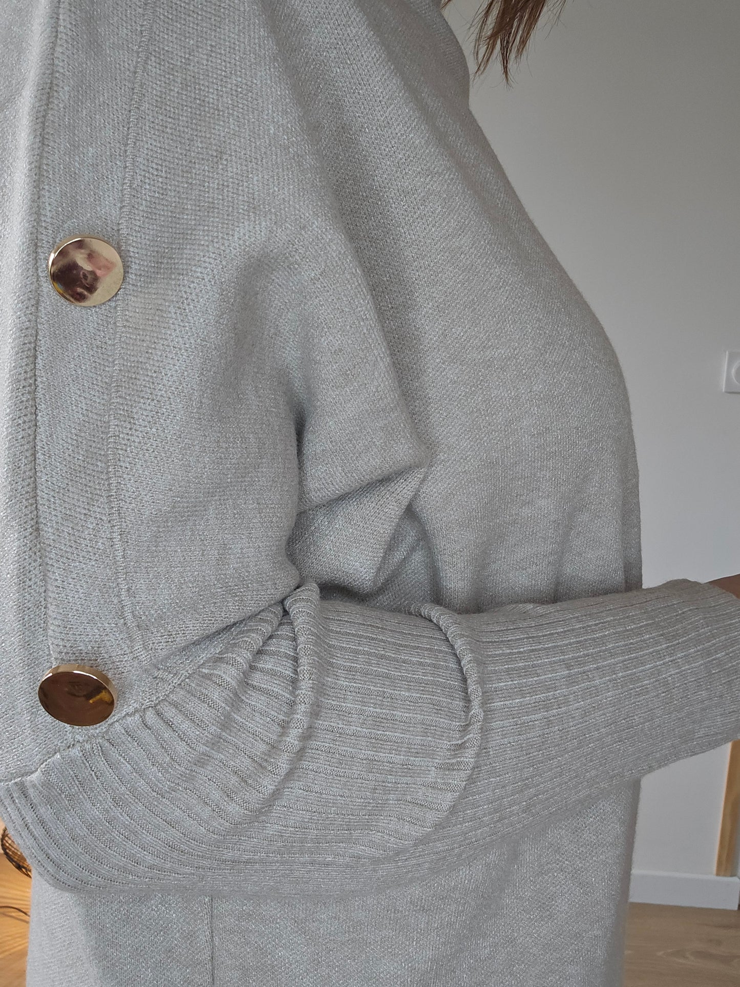 Pull ample, boutons épaules