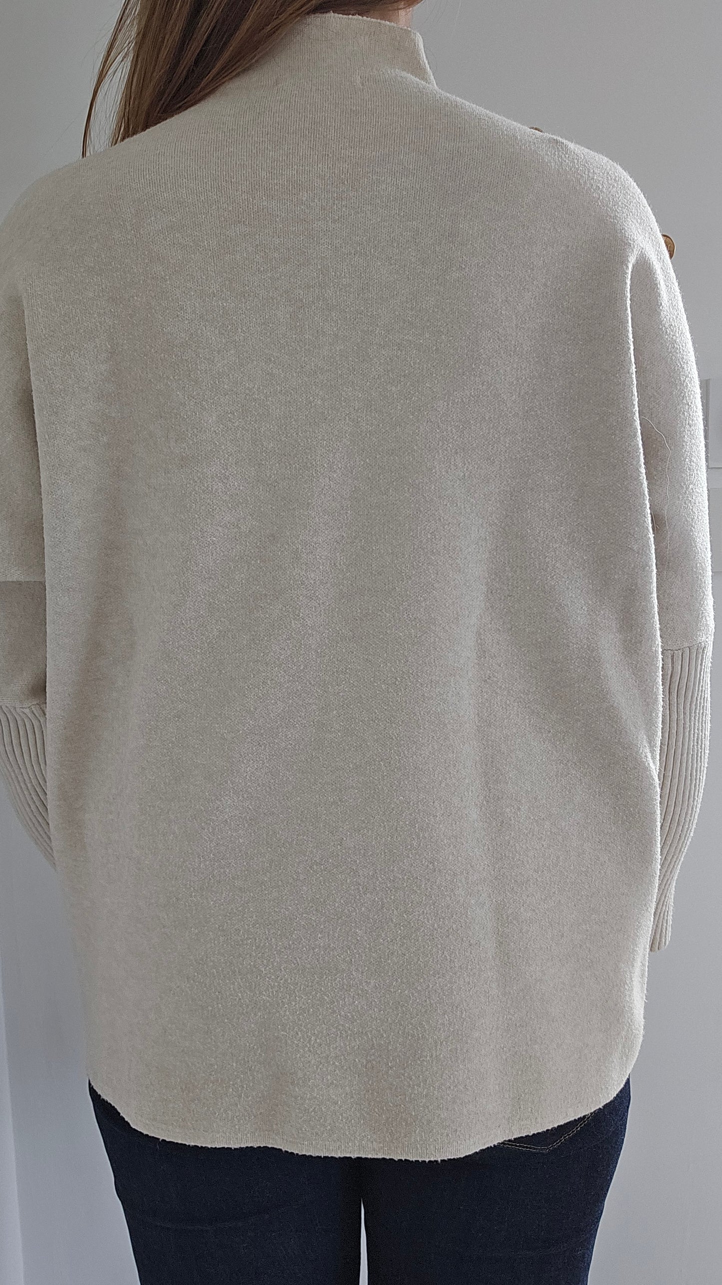 Pull ample, boutons épaules